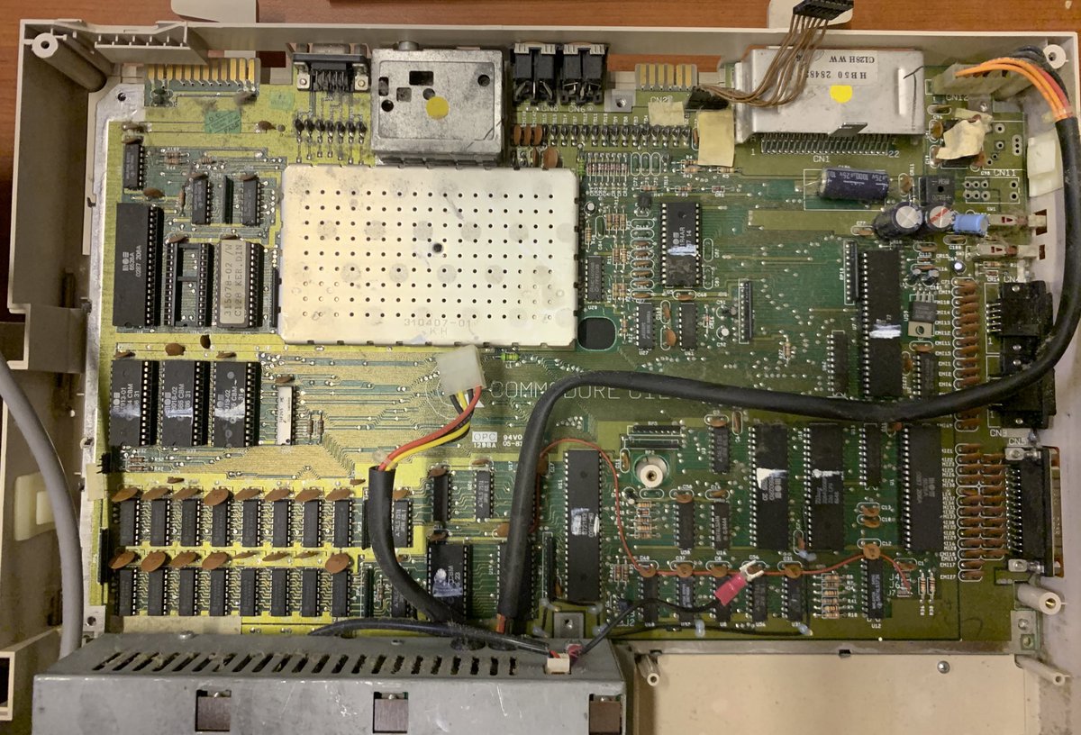 KutilDomaci's tweet photo. Střípky z #ByteFest2019 ... opravujeme C128D. Ukázalo se, že má vadnou C64 kernal ROM. #commodore #c128 https://t.co/Eixnt8r3tR