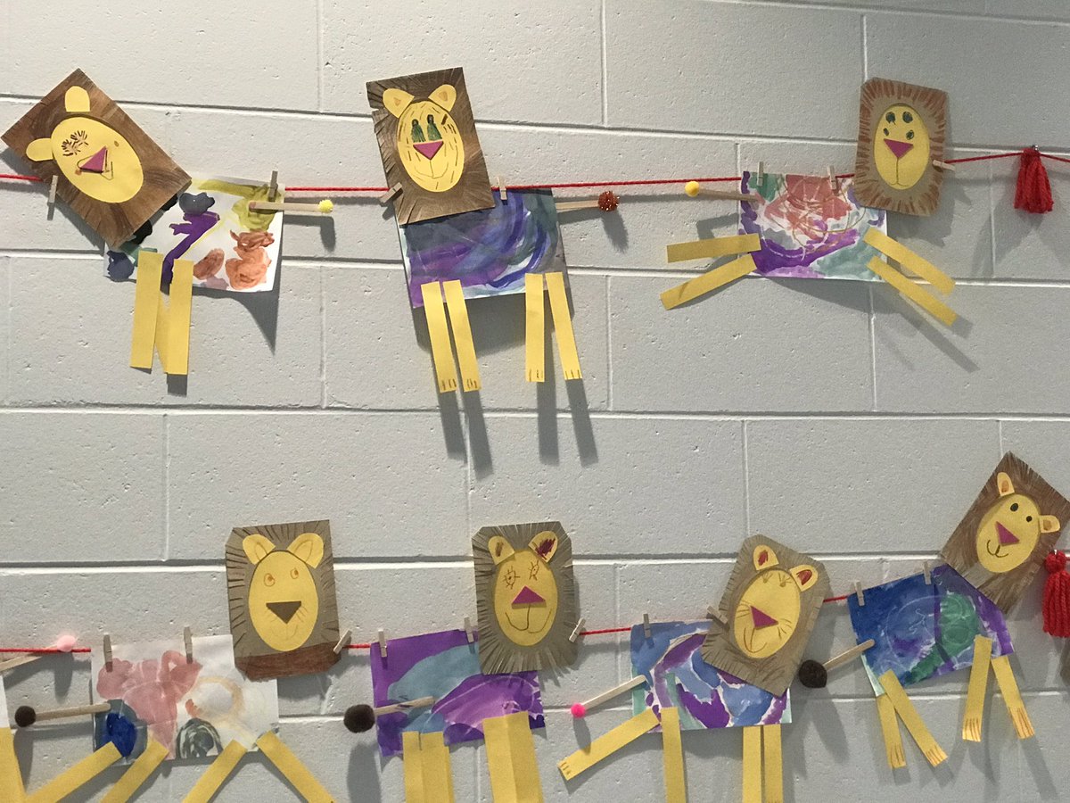 kellyannefitch's tweet photo. LPP art students are off to a “roaring” start under the direction of the very talented Mrs. Arpin! 🦁 #ETlearningignitED #lpplions https://t.co/M6AlVDGKPv