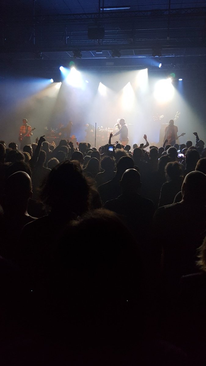 lechabada's tweet photo. Retour aux sources ce soir avec #lv88 et ça fait plaisir ! Les punks sont toujours là. Ils s'amusent et nous avec ! Vas-y Louison ! @3C_Tour @zonemondiale #lechabada #CultureAngers https://t.co/KQ1IL9OShO