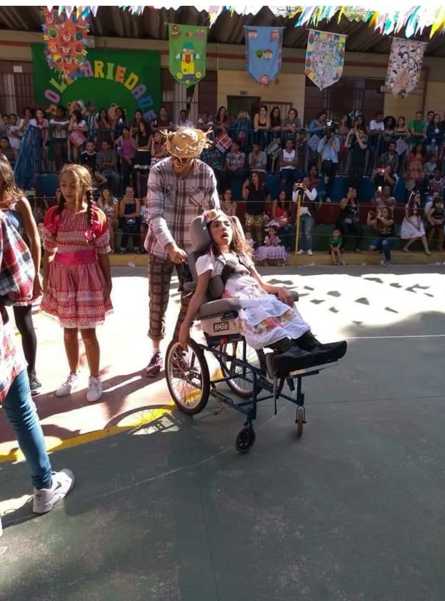 rodrigogenta's tweet photo. Pessoal, pedir uma atenção especial a essa mensagem. Roubaram uma cadeira de rodas de um anjinho que precisa muito, muito mesmo da cadeira. O filha da puta, sem alma que fez isso, devolva, vc está prejudicando e muito q vida de uma pessoinha. Conto com o RT #fazerobemebom https://t.co/1Py108Dx7d