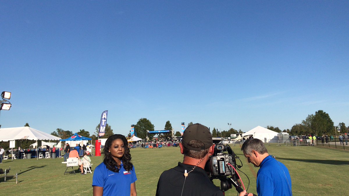 EngelWX's tweet photo. New Bern live shots! What a beautiful night for a concert #Mumfest https://t.co/1FV5wX6SjD