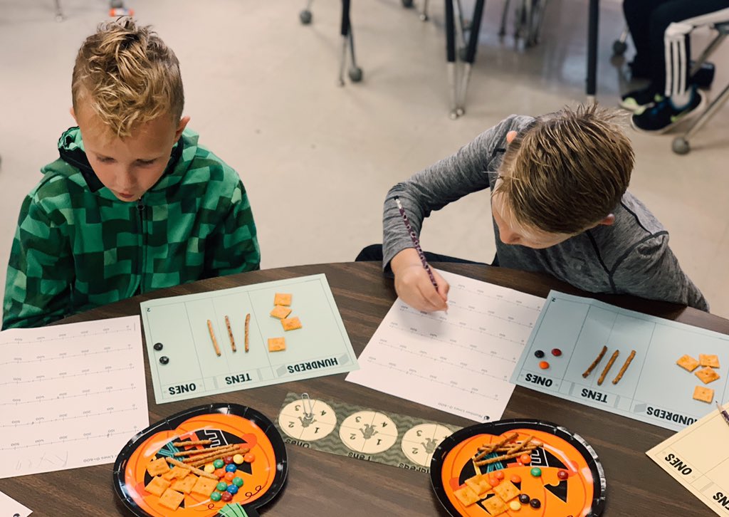 MrsForrersClass's tweet photo. Building three digit numbers with our trail mix! #BBE_BEyourbest https://t.co/6GETtFZuUy
