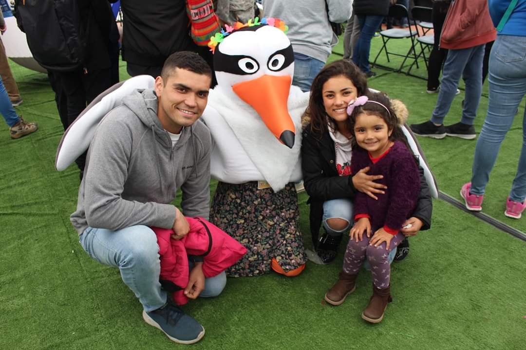 gaviochico's tweet photo. 🔲🔜Nuestra Gaviotina y Gaviotín se robaron las miradas en el evento organizado por PAR Explora Tarapacá. Niños y adultos aprovecharon el momento educativo ambiental para una fotografía con nuestra ave iquiqueña ♥️ #YoTeProtejoGaviotín https://t.co/3d4mTYdE97