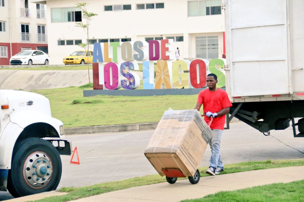 MIVIOTPma's tweet photo. ¡Rostros de felicidad y esperanza! Iniciamos las mudanzas de los beneficiarios colonenses hacia el complejo habitacional #AltoDeLosLagos. Hoy las primeras 40 familias hicieron realidad el sueño de una casa nueva y segura. #UnidosLoHacemos https://t.co/0cHWt4ahix