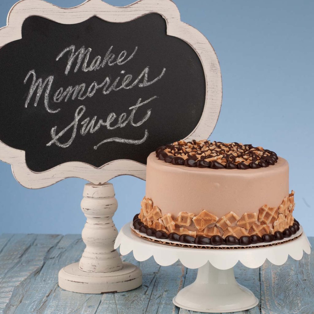 El mundo se convierte instantáneamente en un lugar más feliz cuando tienes chocolate. #CeleBRa #BaskinRobbins #ChocolateLovers #comidacasual #serviciorapido #RSR