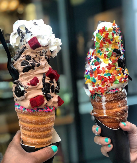 TREAT YO SELF you just ran 26.2 miles!!!!! #ChiMarathon #ThisMustBeThePlace #CinnamonCone #ChicagoMarathon #SundayFunday #Sunday 📷: @theindulgenttaurus