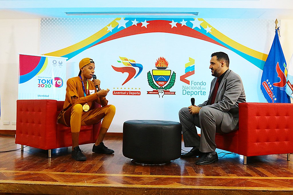 INDeporteVE's tweet photo. #AHORA || Yulimar Rojas: "El trabajo que vengo haciendo va en crecimiento, tengo 23 años y siento que apenas está comenzando mi carrera. Cada año será distinto para mi y seguiré esforzandome para ser una Yulimar que siga rompiendo récords. 👑🥇🇻🇪 Somos #GrandeVzla https://t.co/oRShed3Rm5