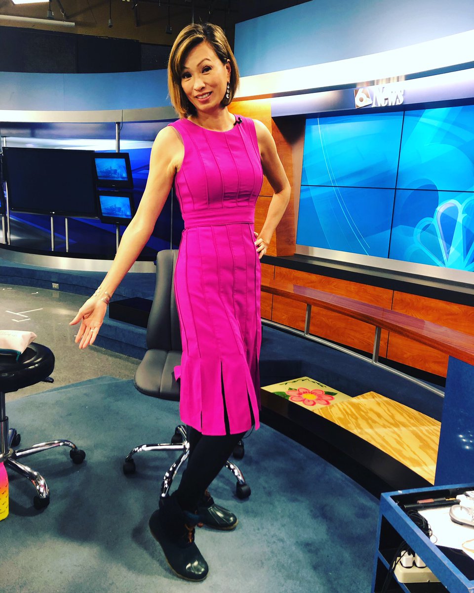 SharonChenTV's tweet photo. #fridayfashion
What you don't see under the #anchordesk
#whenitscoldout #itsonlyoctober #Octobrrr #boots #leggings https://t.co/NPzhAkuTCp