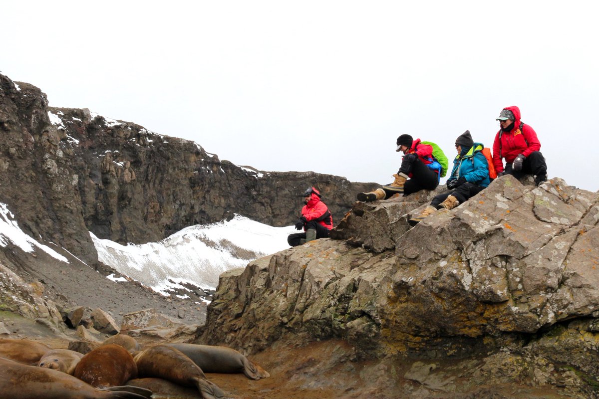 “Con los pies en el hielo”, primera nota de nuestro #especialantárticahk, la cual pueden leer aquí 📣 bit.ly/ECA55_1  HOY a las 21 horas, nueva entrega 👀