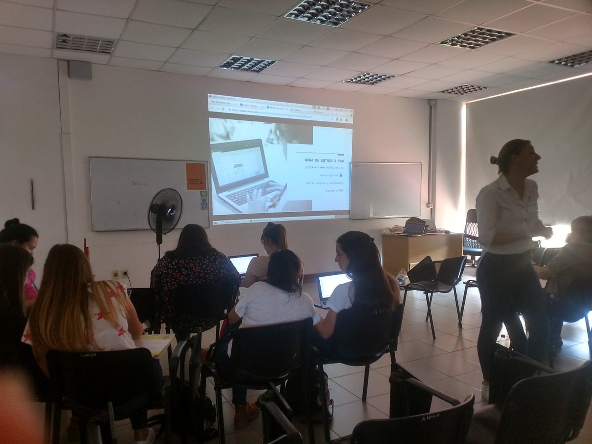 Caro_GarDeSte's tweet photo. Llevando las plataformas de matemática de @Plan_Ceibal al Congreso Internacional de Enseñanza de las Ciencias Básicas. @PatyCoiro https://t.co/IzGKTZMRuJ