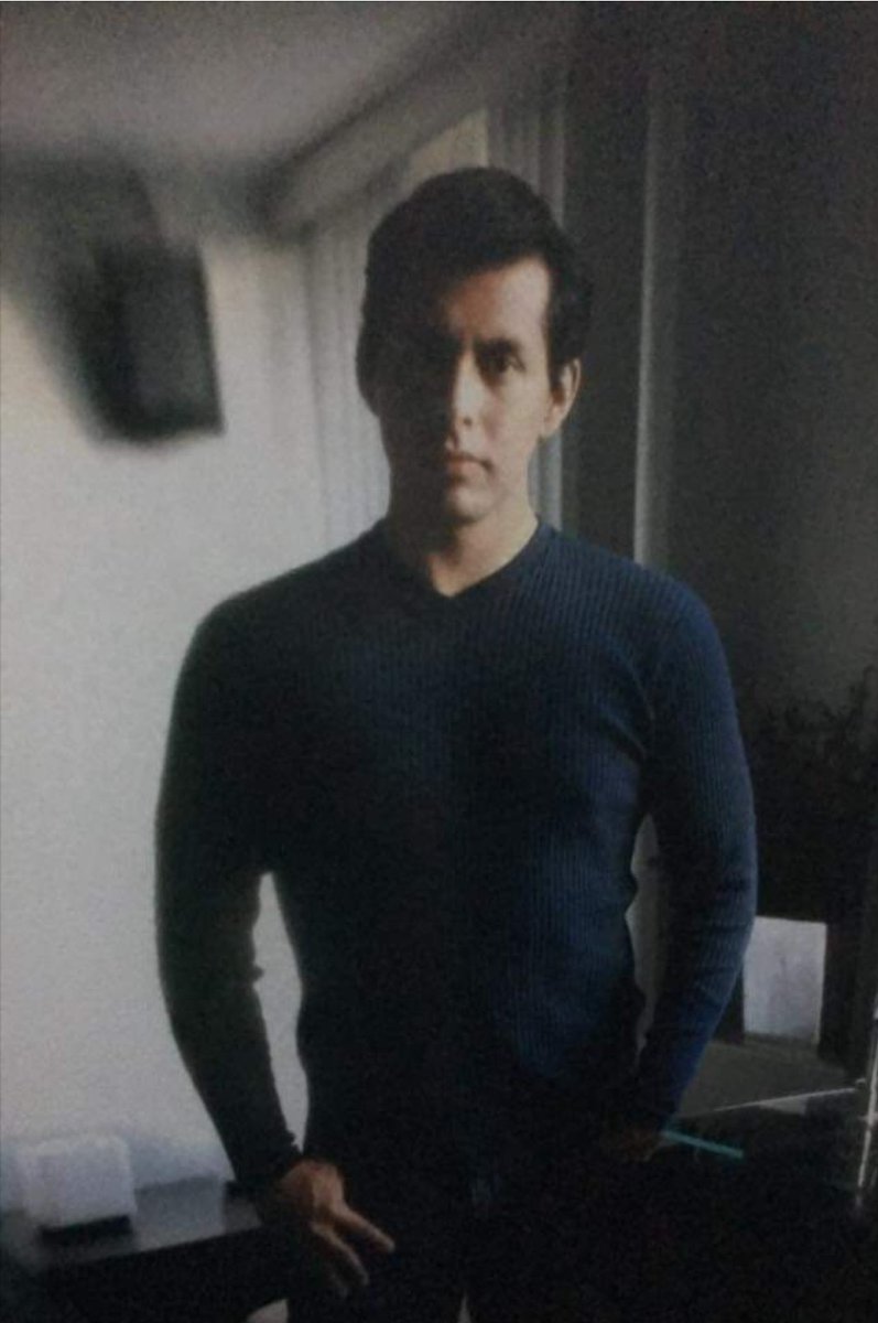 arnulforeyes77's tweet photo. En estás fotos tenía entre 25 y 27 años más o menos, cómo ven el cambio? #quemepaso #fotosdelrecuerdo #losañosmaravillosos  #delbauldelosrecuerdos #memories #recurrdos #Octubre11 #coleccionistaderecuerdos  #ViernesCoqueto https://t.co/40VJtIDLsU