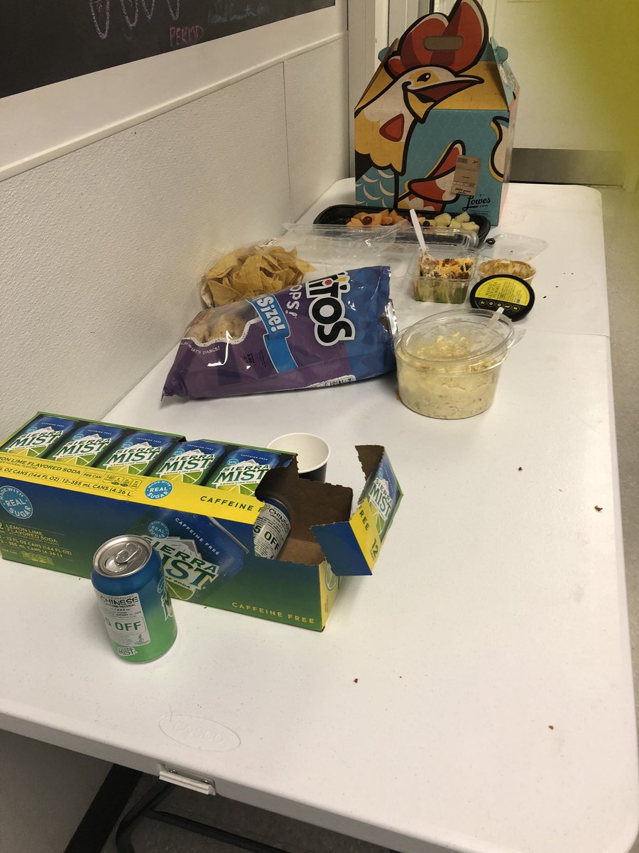 iamkellsmcc's tweet photo. Think itโs safe to say our potluck was a success... all the food is gone๐๐ #EASTCSW2019 #CustomerServiceWeek #feastwiththeeast #potluck @codywestover13 @nmvd1025 @GKeiling @AdamMRagab @404girl https://t.co/bAhqPBMYsu