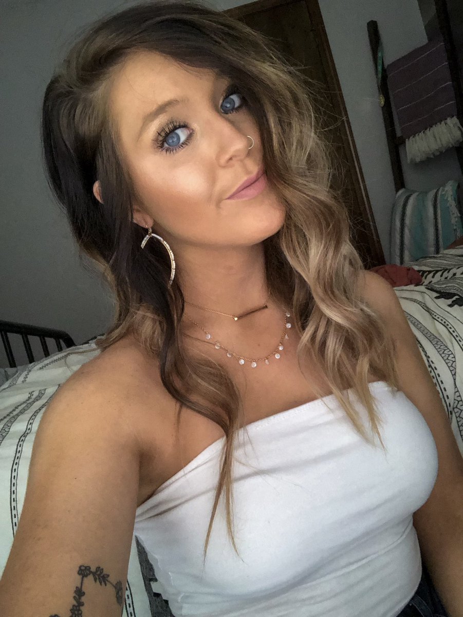 BayleeMudd's tweet photo. Get you a girl with blue eyes💙 https://t.co/HQgsokJTIS