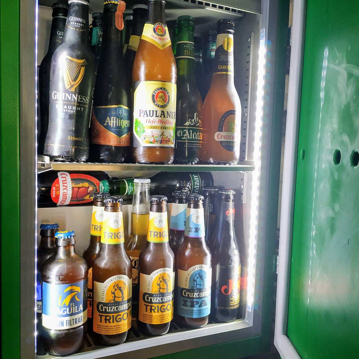 barraimundo's tweet photo. ¡Quién fuera botellín! 😟 con la temperatura que hace 🥵
Tenemos la nevera repleta de todas las variedades de @Heineken_ES y @Cruzcampo , bien fresquitas y listas para consumir.
😉 Sólo falta que vengáis a nuestra casa a disfrutarlas.
#Sevilla
#cerveza
#botellin
#copa
#copita https://t.co/sn4H2G8nQg