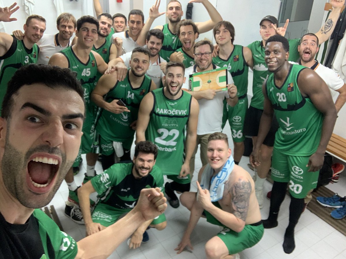 luis_parejo's tweet photo. La primera en nuestra 🏠!! Anda que no se nota cuando ruge el #Multisueños y como lo disfrutamos!! #KeepOnFighting #JuntosCompetiremos 2-1 💚🖤 @Caceres_Basket @aficioncc https://t.co/vtdMas70TU