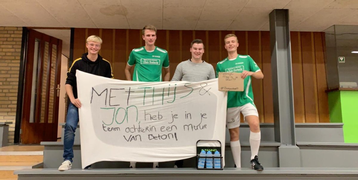 zvvborgertwee's tweet photo. @MatthijsBrinkk en @JorandeBoer kregen de welverdiende aandacht van de meegekomen fans🤩

Fans bedankt👌🏼

#zonderfansgeenvoetbal https://t.co/le08EX1UiP
