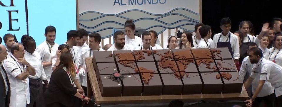 ssgastronomika's tweet photo. @amarenbilbao Un año más, #ssg19 se despide con la degustación de la sorpresa dulce que corrió a cargo de @Cacaobarry #AMesaPuesta https://t.co/R9rfkRoZf1