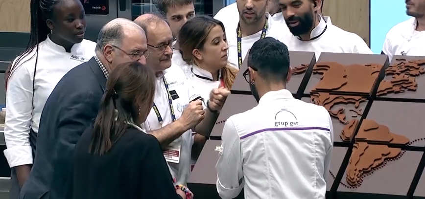 ssgastronomika's tweet photo. @amarenbilbao Un año más, #ssg19 se despide con la degustación de la sorpresa dulce que corrió a cargo de @Cacaobarry #AMesaPuesta https://t.co/R9rfkRoZf1