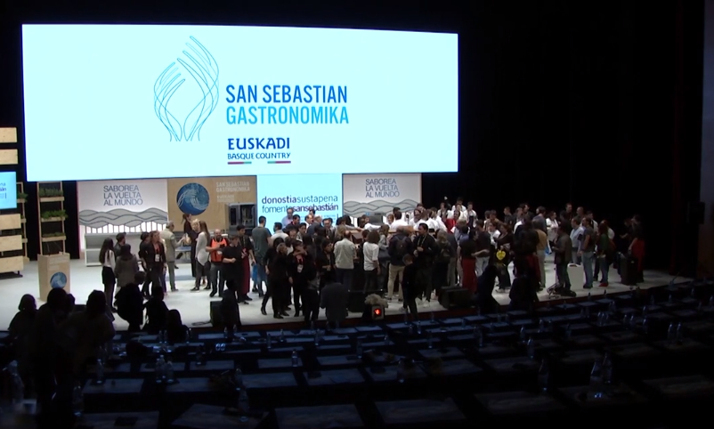 ssgastronomika's tweet photo. @amarenbilbao Un año más, #ssg19 se despide con la degustación de la sorpresa dulce que corrió a cargo de @Cacaobarry #AMesaPuesta https://t.co/R9rfkRoZf1