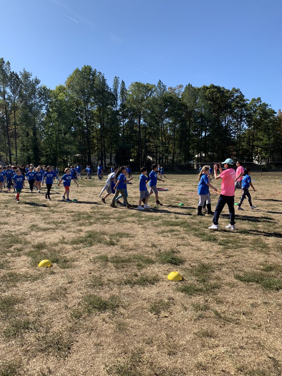 DPGrade4's tweet photo. Fun Run fun! @DeerParkFCPS #go4thgrade https://t.co/uPOy6iGdsY