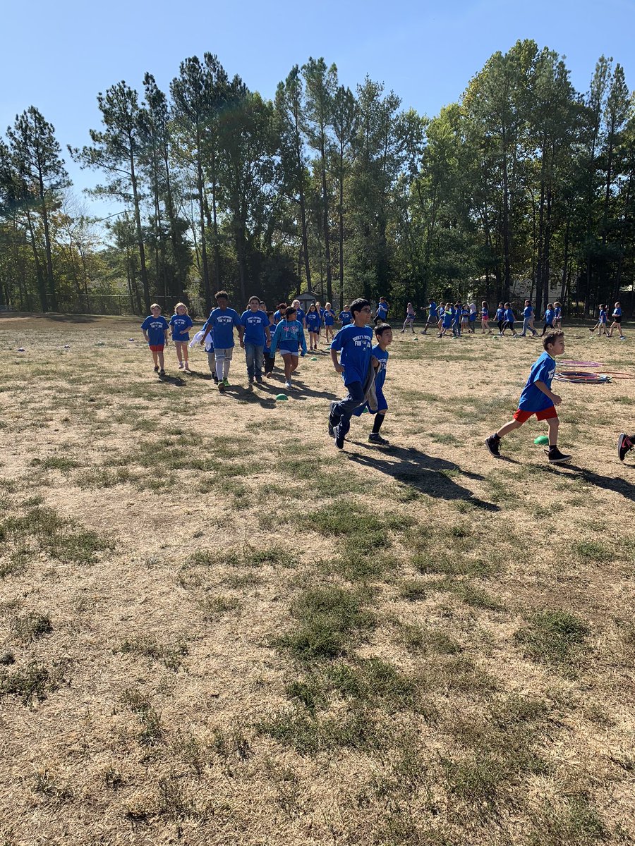 DPGrade4's tweet photo. Fun Run fun! @DeerParkFCPS #go4thgrade https://t.co/uPOy6iGdsY
