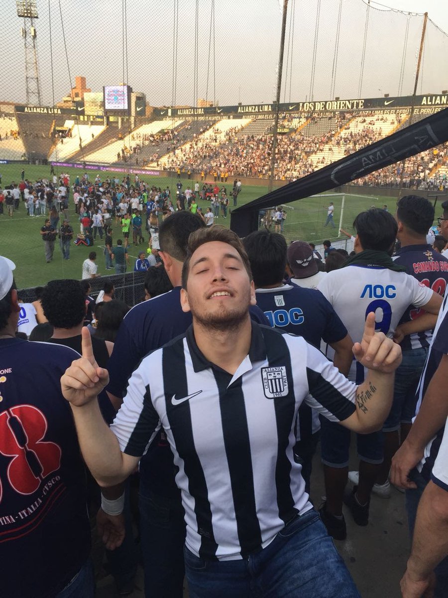 GatilloBobillo's tweet photo. #ViernesGrone
#Campeones2017
#ArribaAlianza https://t.co/sqbJvJeCqo