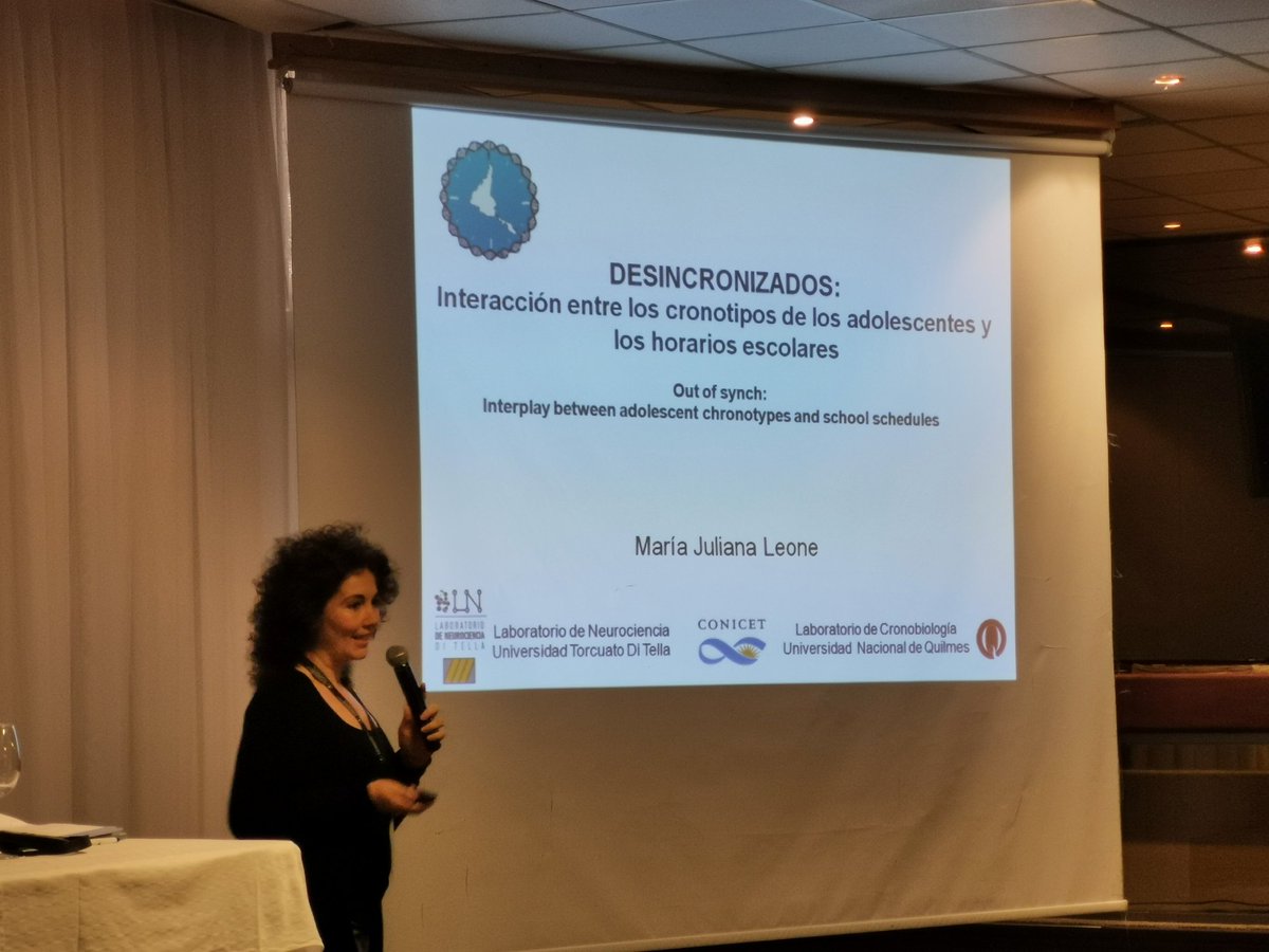 XVLASC's tweet photo. Juliana Leone, investigadora del @Conicet, hablando de los adolecentes, los relojes biológicos, y los horarios escolares. #XVLASC #LASC2019 https://t.co/y8ZlNDncbO