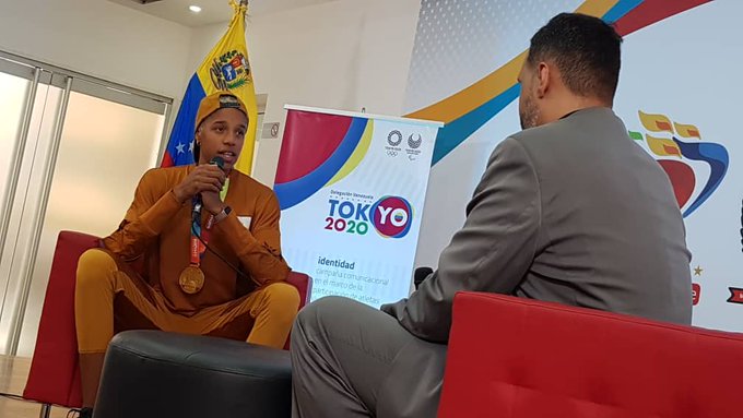 mippci_ven's tweet photo. 📢¡Así Lo Dijo! 🇻🇪
Yulimar Rojas: 
En el salto triple si el público me acompaña es algo muy perfecto para mi porque su das un salto mayor, los espectadores muestran su euforia, la adrenalina se sube y me hace hacer el salto perfecto.

#VenezuelaUniónYSoberanía https://t.co/gRBgtAdmho