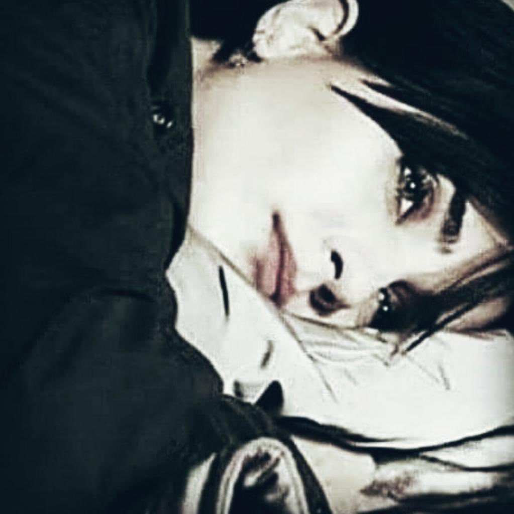 ليلي هادئ...
لا أغفو...ضجيج بداخلي....
تناقض مشاعر..........و...أفتقدك جداً....
ثم ماذاااا..؟؟
أقف أمام نافذتي........
فأذا بنسيم عطرك يملأ صدري..!!!!