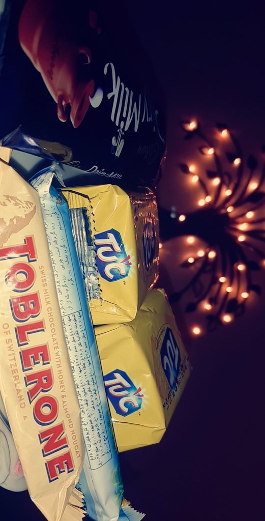 TheKomalShahid's tweet photo. I texted Usman i wanna eat something at this time and he just brought this to me 😭 Y'all need a friend like Usman in your life. https://t.co/u9kLqAFXAw