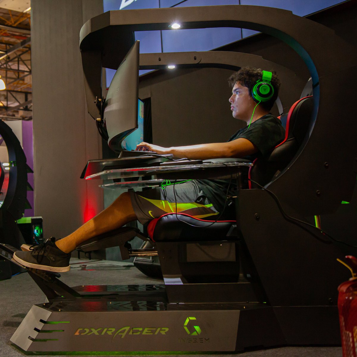 RazerBrazil's tweet photo. A #RazerNaBGS não para! Corra para o nosso stand e participe dos eventos no palco valendo brindes, Meet & Greet e jogue à vontade na área de freeplay, equipada com nossos periféricos mais recentes. #BGS2019 https://t.co/I4nAyRJy86