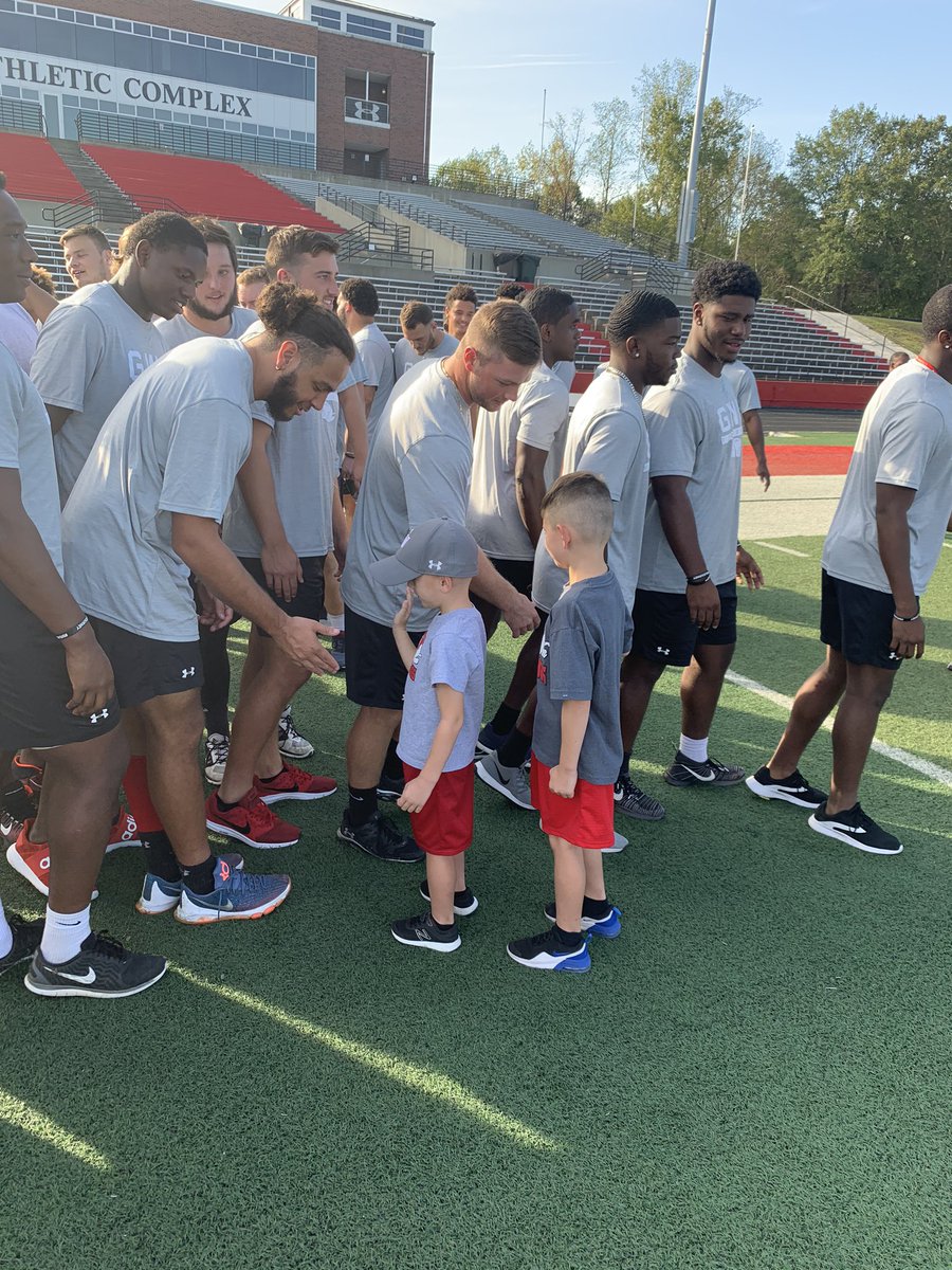 Kwray54's tweet photo. Itβs Homecoming weekend at Gardner Webb and as we prepare to honor Nick Roberts tomorrow. What an honor it was to have Kasey, Parker, and Tyler at practice today. #GWUFamily #NickRoberts #NeverForget #CancerSuck #TrenchMob https://t.co/5yR3yaRlzX