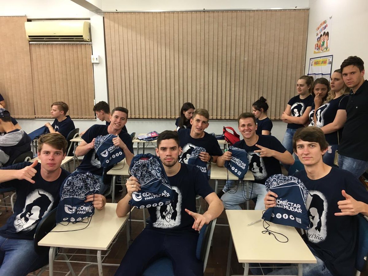 AzulMecanica's tweet photo. O ensino de qualidade também está contando por aqui, alguns de nossos jogadores foram a Unidavi para receber a entrega das mochilas oficiais para o campeonato. #FechadoComOAzulao #AvanteAzulão 💪⚪️🔵 https://t.co/br42sw1BWw