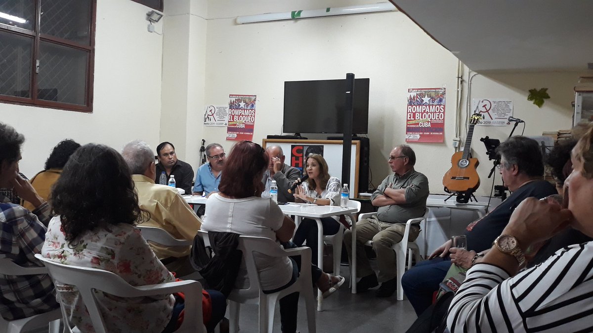embaCubaEspana's tweet photo. Movimiento de Solidaridad con #Cuba en #Madrid riende homenaje al Ché en Agrupación #IU #MarxMadera en la localidad de Orcasitas. Presentes representantes de Embajadas #Cuba, #Bolivia, #Venezuela y el #ICAP @CubaMINREX @GustavoMachinG https://t.co/CyCMt1zWoc