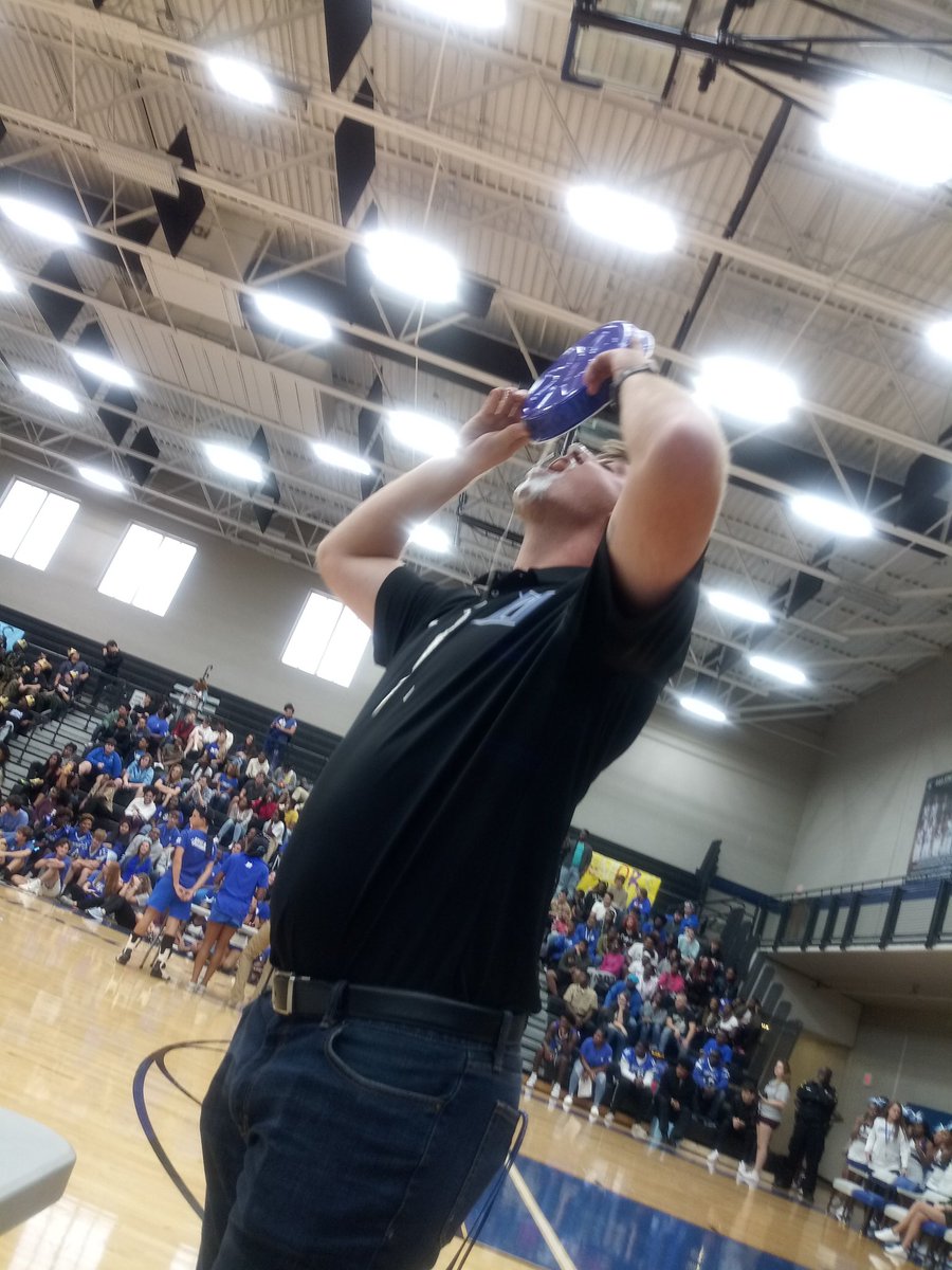 dreherladyblue's tweet photo. Homecoming festivities during the pep rally. A little pie eating contest. #cleanedmyplate #dreherfamily https://t.co/eCLg8W3NQV