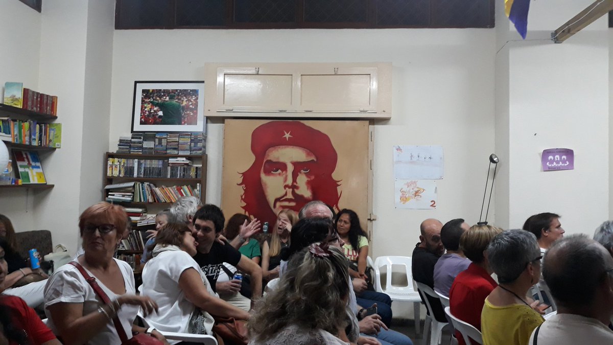 PrensaCuba_Espa's tweet photo. Movimiento de Solidaridad con #Cuba en #Madrid riende homenaje al Ché en Agrupación #IU #MarxMadera en la localidad de Orcasitas. Presentes representantes de Embajadas #Cuba, #Bolivia, #Venezuela y el #ICAP @CubaMINREX @GustavoMachinG https://t.co/9PkcQbQQLc
