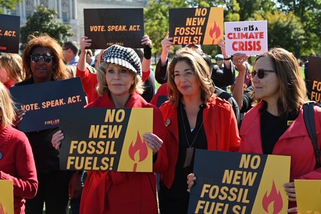greenpeaceusa's tweet photo. Earlier today, at least 16 climate activists, including @Janefonda, were arrested at the first #FireDrillFriday action at Capitol Hill. 

Join Jane Fonda &amp; many more climate activists every Friday at 11am in DC to demand strong climate leadership to confront the #climatecrisis! https://t.co/yisYixzDtY