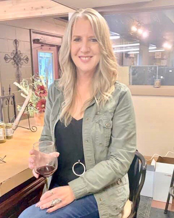Promenyus's tweet photo. Meet Proměny Olive &amp; Wine’s newest employee, Trish. She be pouring your wine tastings and helping you find that perfect match - olive oil, balsamic vinegar or wine - for your delicious meal. https://t.co/3m3N7A5z4t https://t.co/oXDBpjTi3y