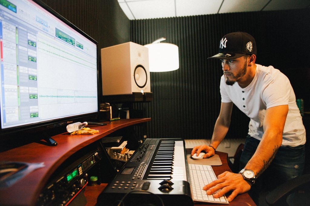 JHefty178's tweet image. I caught some flicks in the studio last week! What y’all think?