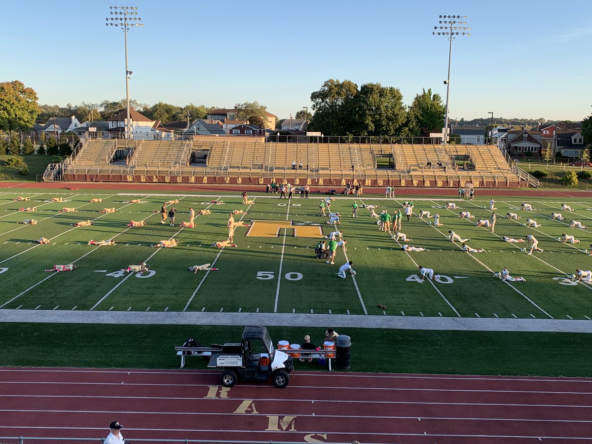 AKSportsWeekly's tweet photo. It’s 73 degrees and the skies are clear here in Natrona Hgts. where Highlands welcomes Northwest 8 foe South Fayette tonight. Its homecoming here as well. The ball gets tee’d up at 7. #AKSW @HighlandsAthl https://t.co/EEBpzxuhwE