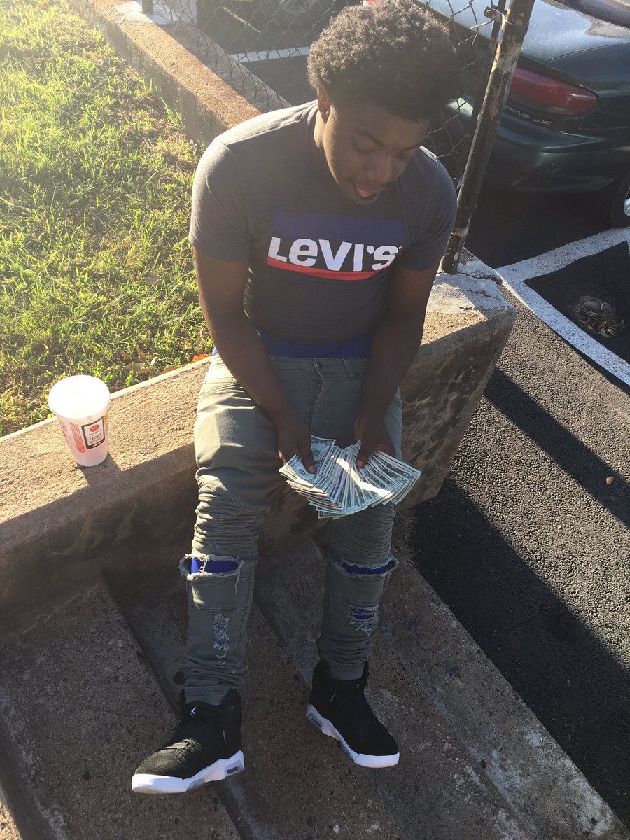 BlockBoyGaNg500's tweet photo. Who to rob ‼️🤷🏾‍♂️ https://t.co/gIV1WIaRGw