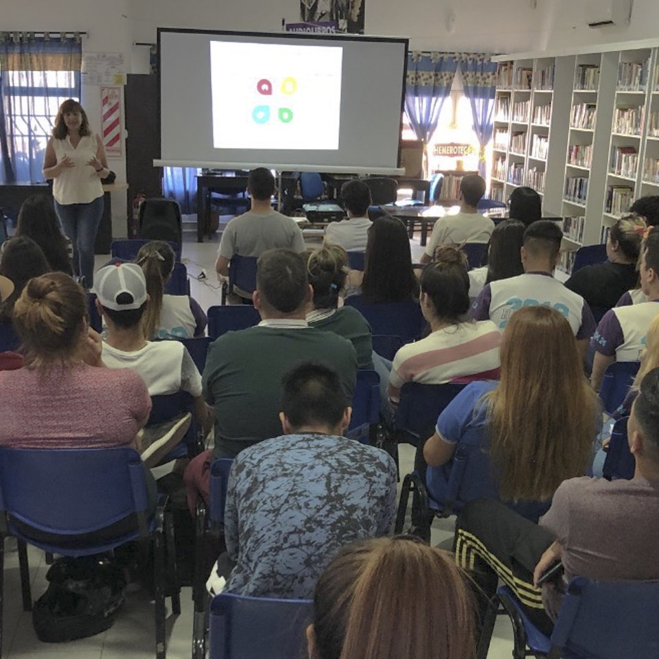 ExxonMobilAr's tweet photo. Participamos junto a @cimientos y la biblioteca Elías Sapag de Rincón de los Sauces de los talleres sobre vida universitaria y orientación vocacional para alumnos de nivel medio. El objetivo es brindarles herramientas para su desarrollo personal y profesional. https://t.co/jgAdPBAWJj