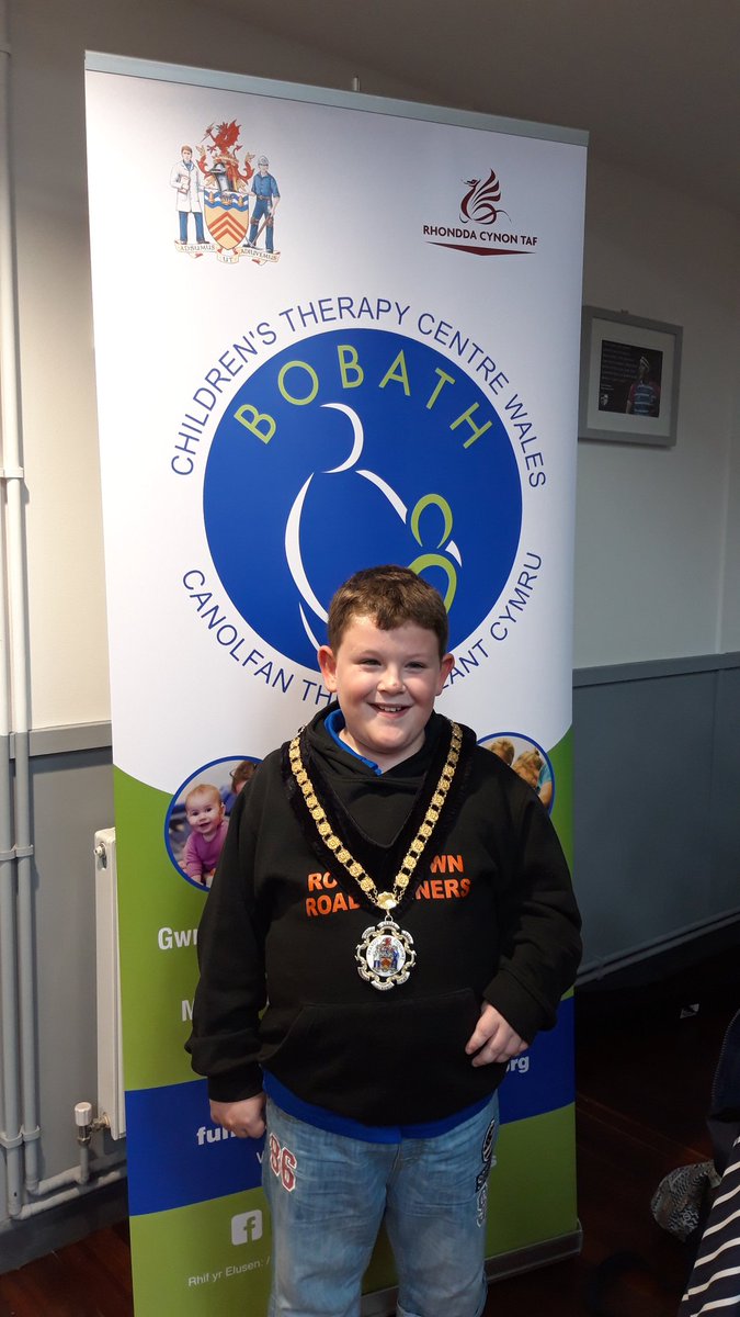 tracy03031982's tweet photo. @Bobath @HawthornPrimary @Hexty82 Regan trying on the mayor's chain and having fun representing Bobath at the mayor's charity quiz night. https://t.co/Ge83MKYHcB