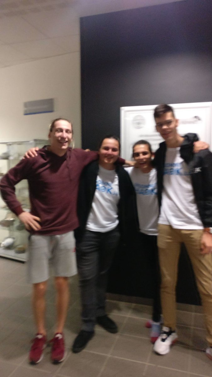 Insomni_Hack's tweet photo. Félicitation à nos grands vainqueurs de la course de brouettes Les Piwrateurs #insomnihack2019 https://t.co/0r9UZgTcW8