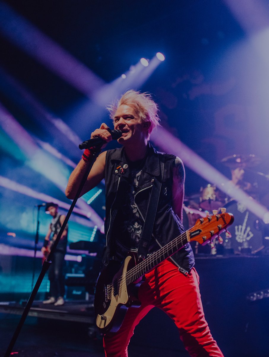 baileelogan's tweet photo. Seems like each time I’m with you I lose my mind because I’m bending over backwards to relate// @Sum41 

Shot for: @stitchedsound https://t.co/Q8MvLYdSMd