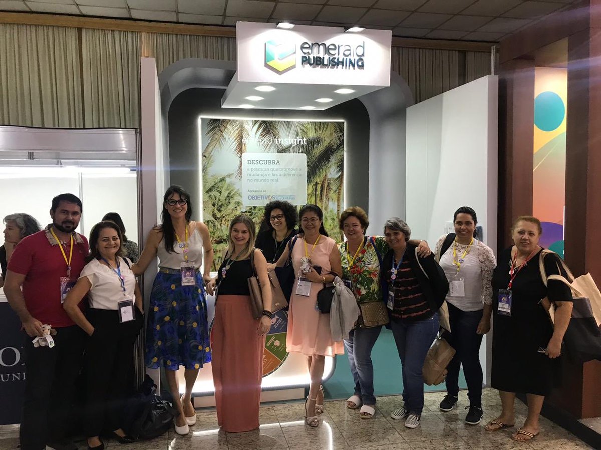 IsabelaDaneluci's tweet photo. Visitas queridas no stand da Emerald no #CBBD2019! Patrícia Mendes da @fiocruz e @CRBsete, Patrícia Borba do @sisbiufpel, Ana Cristina Melo da @UFCBibliotecas e a grande equipe da @BC_UFPB_Oficial! E também a presença ilustre do #EmeraldSnowLeopard! Valeu, pessoal! 💚 https://t.co/JVhA5TgXyd