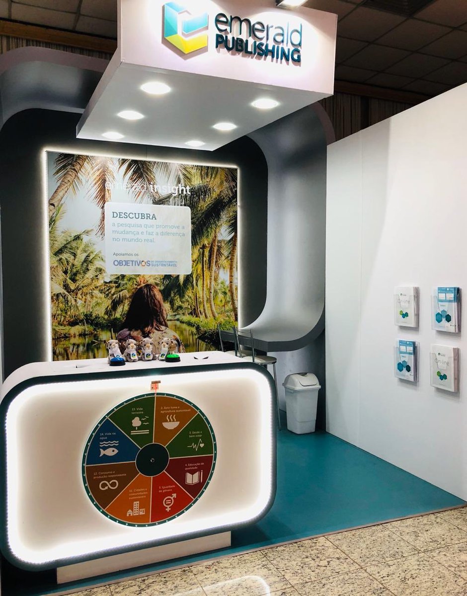 IsabelaDaneluci's tweet photo. Visitas queridas no stand da Emerald no #CBBD2019! Patrícia Mendes da @fiocruz e @CRBsete, Patrícia Borba do @sisbiufpel, Ana Cristina Melo da @UFCBibliotecas e a grande equipe da @BC_UFPB_Oficial! E também a presença ilustre do #EmeraldSnowLeopard! Valeu, pessoal! 💚 https://t.co/JVhA5TgXyd