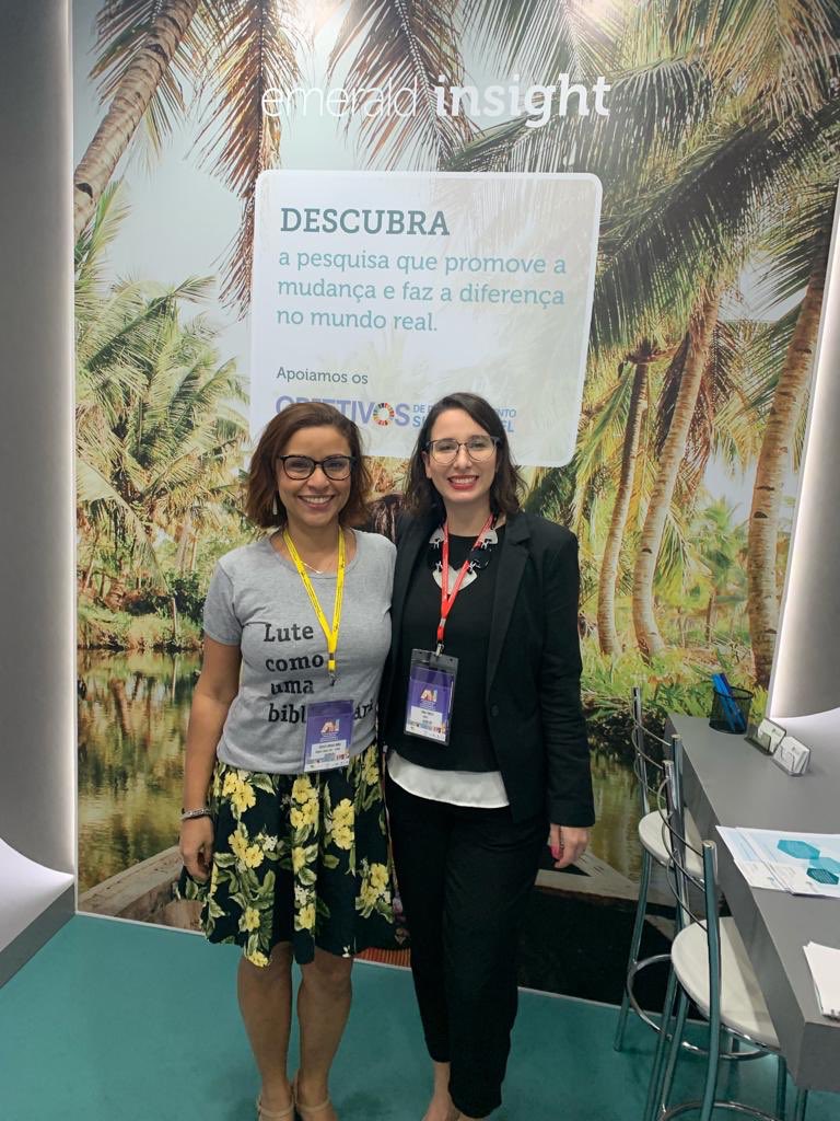 IsabelaDaneluci's tweet photo. Visitas queridas no stand da Emerald no #CBBD2019! Patrícia Mendes da @fiocruz e @CRBsete, Patrícia Borba do @sisbiufpel, Ana Cristina Melo da @UFCBibliotecas e a grande equipe da @BC_UFPB_Oficial! E também a presença ilustre do #EmeraldSnowLeopard! Valeu, pessoal! 💚 https://t.co/JVhA5TgXyd