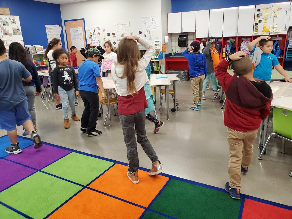 RaquelEspy13's tweet photo. It wouldn't be a #QSSSA #Dia without some QSSSA during math. I love that this system fully supports my Little Roos as they figure out how to talk about and justify their learning. Today we used #doublesplusone to justify our answers for 12 + 13. #movementanddiscourse #mathtalk https://t.co/gERtok47wn