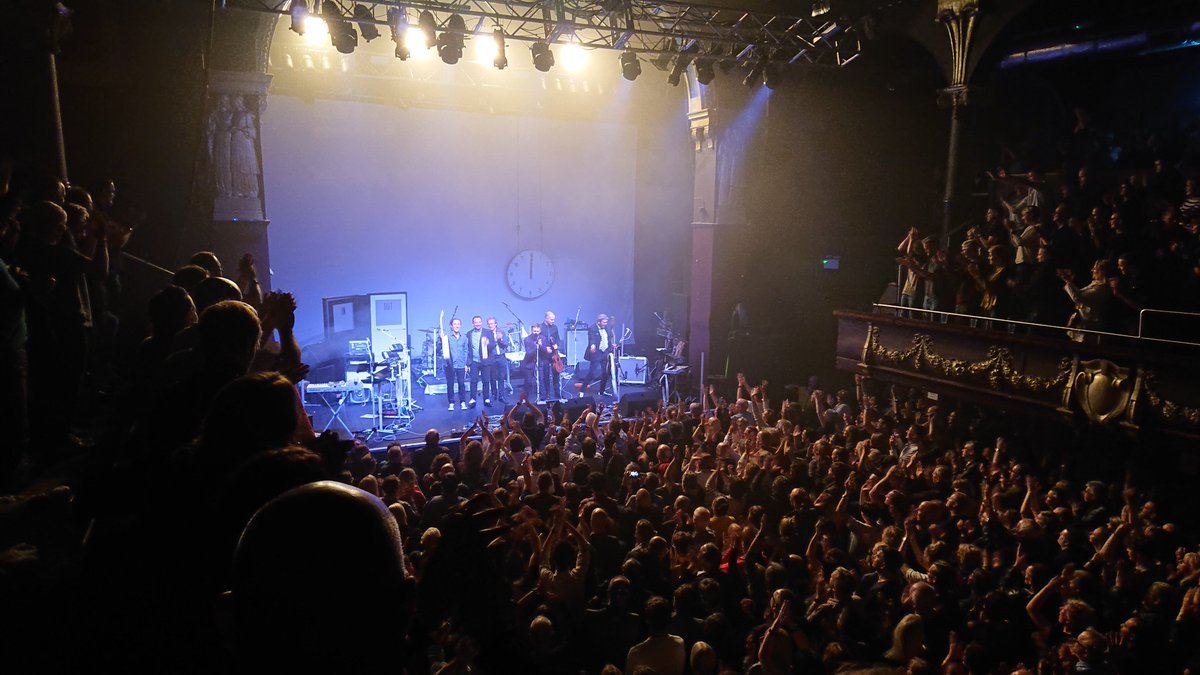MusicmanBrian's tweet photo. Excellent gig by The Divine Comedy tonight, great stuff. https://t.co/zEGfzVwu8S